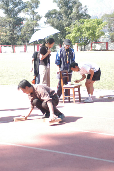 学院迎“三八”举办趣味体育比赛