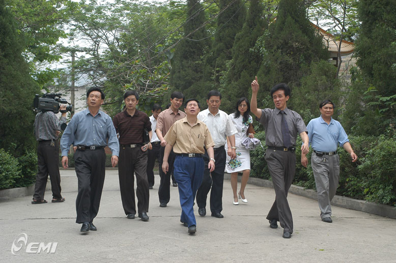 攀钢（集团）公司党委书记、副董事长樊政炜到我院视察