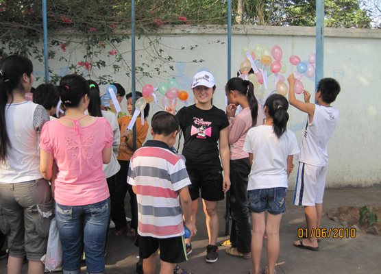 材料工程系到沙坝小学与小朋友联欢