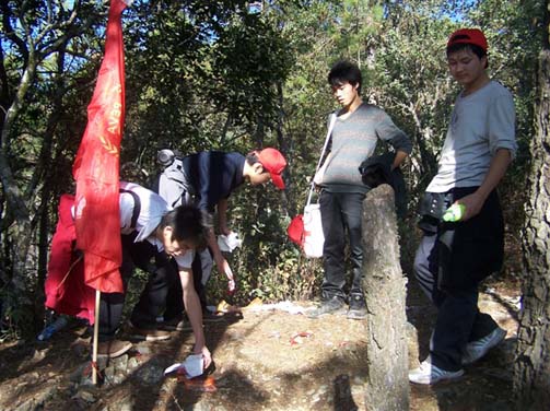 赴大黑山义务清理垃圾