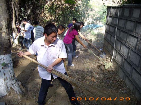 电子电气工程系组织学生干部开展义务劳动